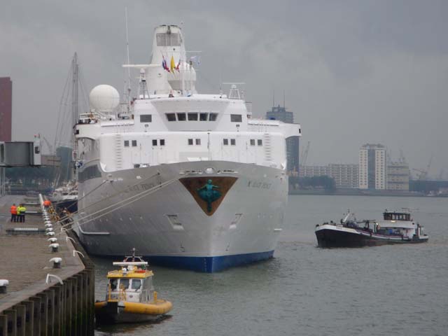 Cruiseschip ms Black Prince van Fred Olsen aan de Cruise Terminal Rotterdam